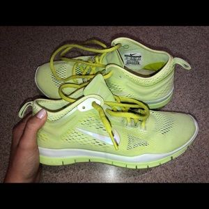 Neon green Nike free 5.0 tennishoes